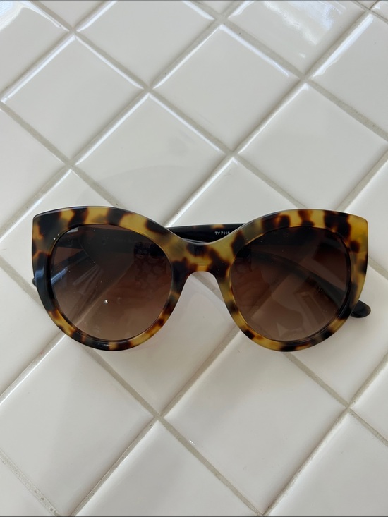 Tory Burch Accessories - Tory Burch TY7115 Tortoiseshell Cat-Eye Sunglasses like new with case